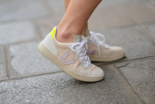 Sepatu Sneaker dengan Bahan Kulit Berkualitas